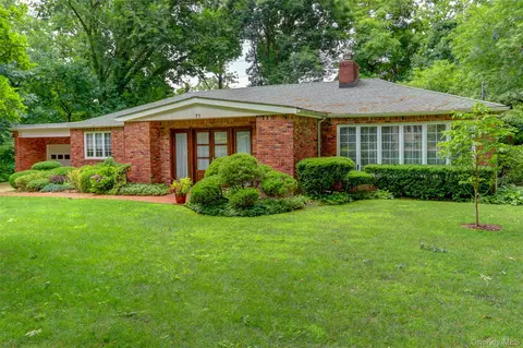 71 Knollwood Rd, North Hempstead, NY 11576