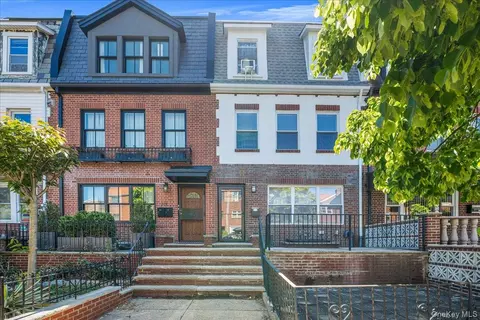 28-12 21st Ave, New York, NY 11105