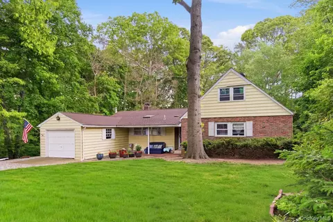 4 Meadowood Ct, Huntington, NY 11743