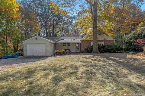4 Meadowood Ct, Huntington, NY 11743