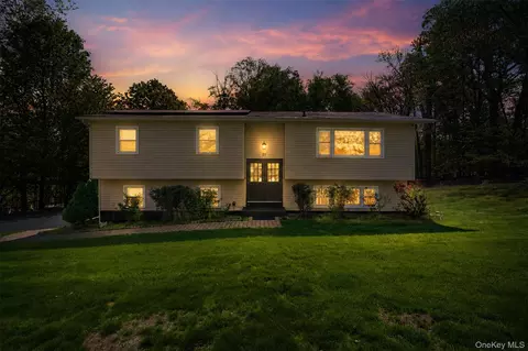 21 Denver Dr, Clarkstown, NY 10956