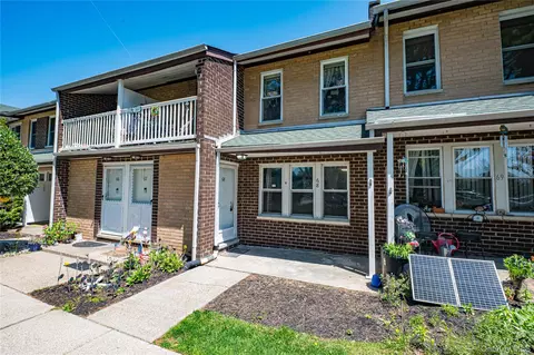 68 Artist Lake Dr, Middle Island, NY 11953