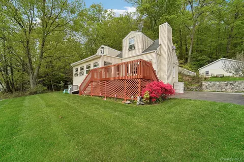 1 Brook Ct, Greenwood Lake, NY 10925