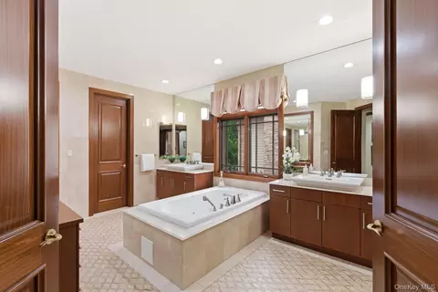 Bath - 3 Olde Hamlet Dr, Jericho, NY 11753 photo 2 of 7