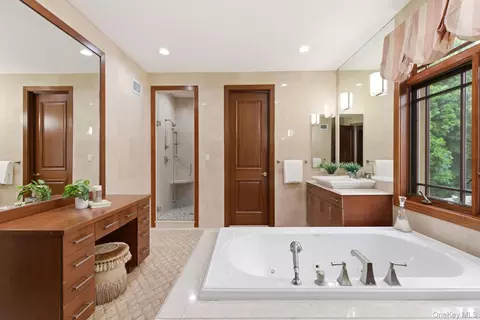 Bath - 3 Olde Hamlet Dr, Jericho, NY 11753 photo 4 of 7