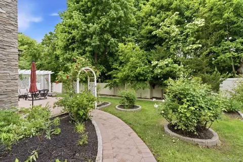Exterior - 3 Olde Hamlet Dr, Jericho, NY 11753 photo 4 of 5