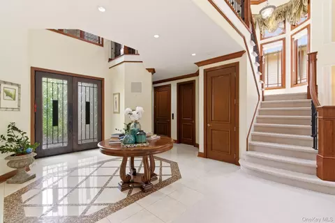 Entry Way - 3 Olde Hamlet Dr, Jericho, NY 11753 photo 1 of 3