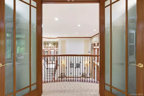 Entry Way - 3 Olde Hamlet Dr, Jericho, NY 11753 photo 3 of 3