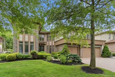 Exterior - 3 Olde Hamlet Dr, Jericho, NY 11753 photo 2 of 5