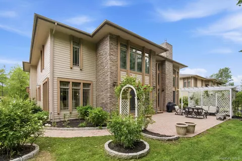 Exterior - 3 Olde Hamlet Dr, Jericho, NY 11753 photo 3 of 5
