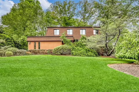 50 Pecan Valley Dr, Clarkstown, NY 10956