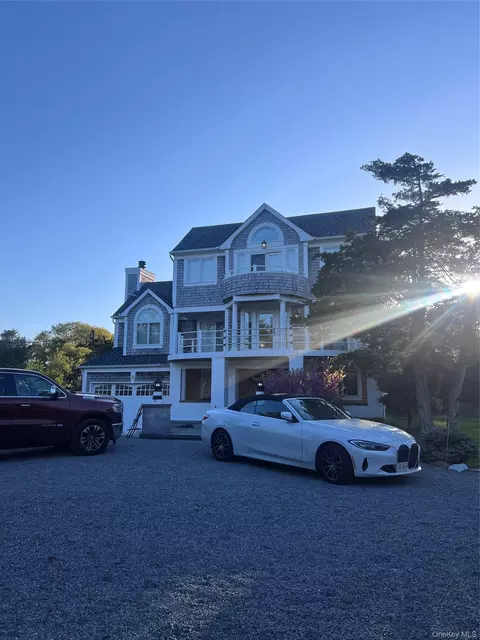 14 Beach Plum Ln, Saint James, NY 11780