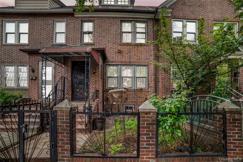 3321 72nd St, New York, NY 11372