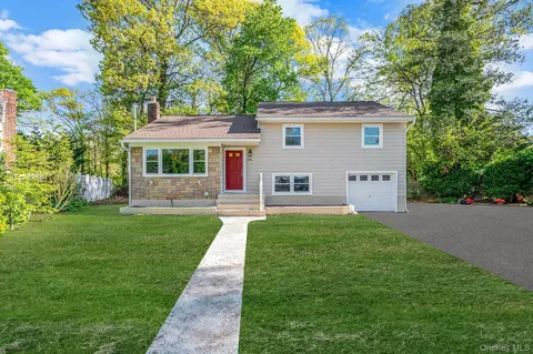 1076 Northgate Ct, Uniondale, NY 11553