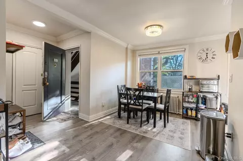 17 Edwards St #2A, North Hempstead, NY 11577