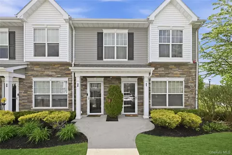 32 Weatherby Ln # 32, Central Islip, NY 11722