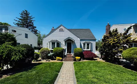 152 Collins Ave, North Hempstead, NY 11596