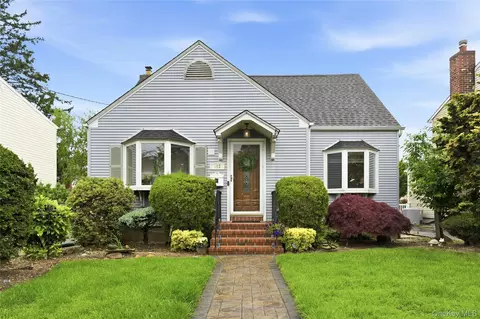 152 Collins Ave, North Hempstead, NY 11596