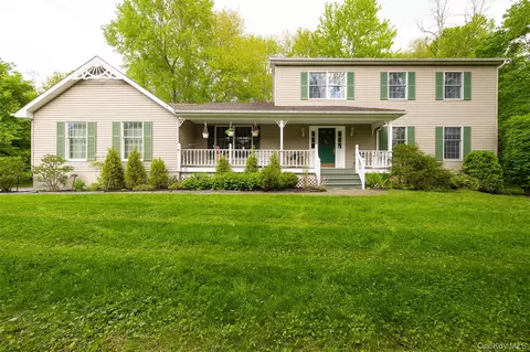 11 Trotter Ln, Poughkeepsie, NY 12603
