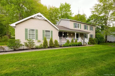 11 Trotter Ln, Poughkeepsie, NY 12603