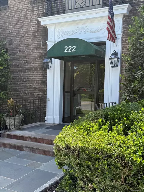 222 7th St #3C, Garden City, NY 11530