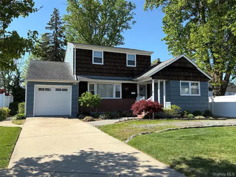 372 N Hickory St, Massapequa, NY 11758