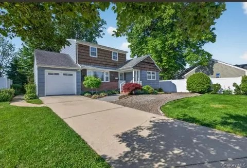 372 N Hickory St, Massapequa, NY 11758