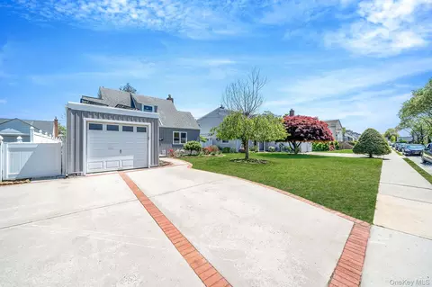 16 Hapsburg Pl, Hempstead, NY 11550