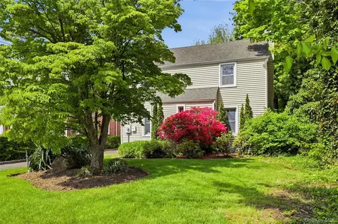 45 Locust Pl, North Hempstead, NY 11030