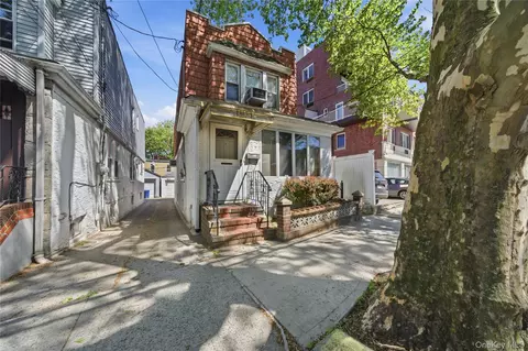 66-71 70th St, New York, NY 11379
