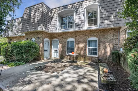 655 Middle Country Rd #1G1, Selden, NY 11784