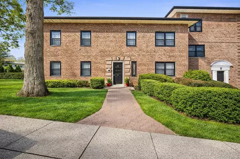 9 Manchester Rd #2R, Eastchester, NY 10709