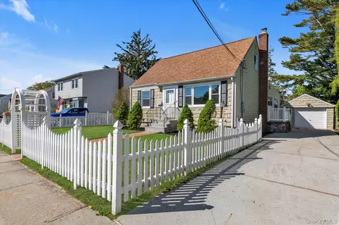 241 Phyllis Dr, Lindenhurst, NY 11757