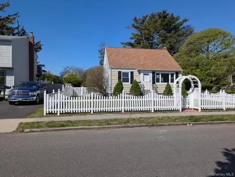 241 Phyllis Dr, Lindenhurst, NY 11757