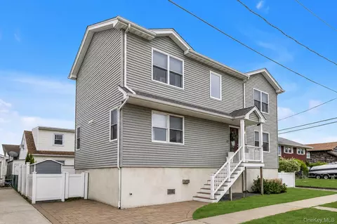 27 Radcliffe Rd, Island Park, NY 11558