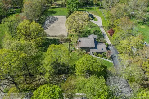 212 Hunt Ln, North Salem, NY 10560