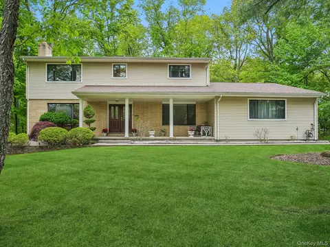 4 Lochness Ln, Clarkstown, NY 10956