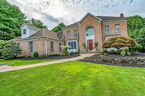 9 Fox Meadow Ln, Saint James, NY 11780