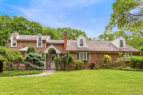 380 Duck Pond Rd, Locust Valley, NY 11560