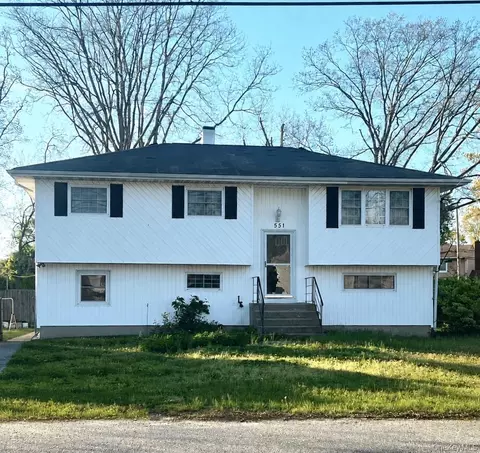 551 Spur Dr N, Bay Shore, NY 11706