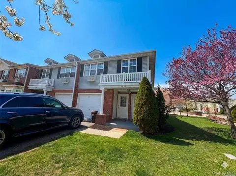 8296 Country Pointe Cir, New York, NY 11427