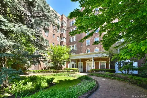 84-49 168th St #1F, New York, NY 11432