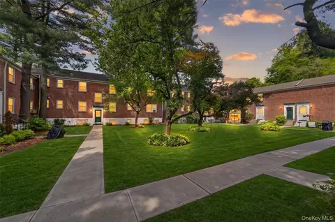 33 Fieldstone Dr #D2, Greenburgh, NY 10530