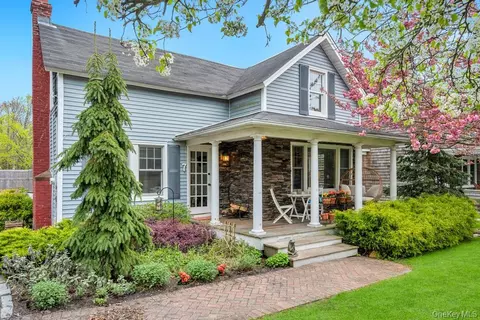 7 Atlantic Ave, East Moriches, NY 11940