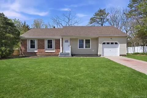 28 Gabon Ln, Coram, NY 11727