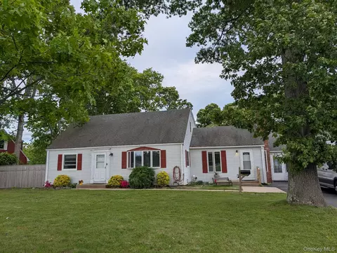 431 Cherry Ave, West Sayville, NY 11796
