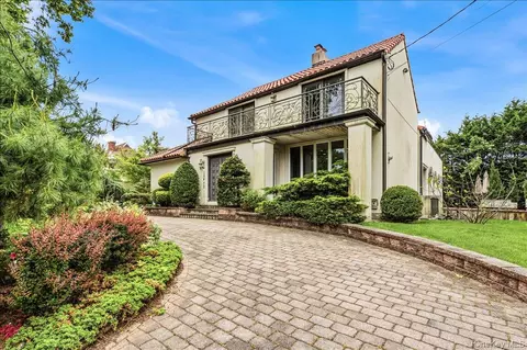 15470 Powells Cove Blvd, New York, NY 11357