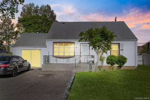 47 Cardinal Rd, Levittown, NY 11756