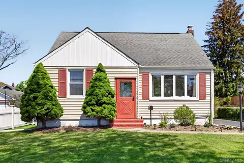 27 Spruce St, Islip, NY 11751