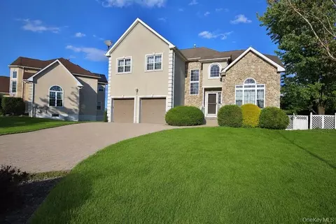 1 Alix Dr, Newburgh, NY 12550